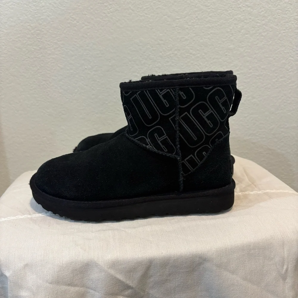UGG Classic‎ Mini II Ugg Logo graphic boots in black suede